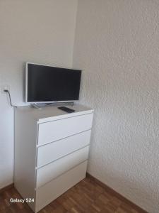 TV i/ili multimedijalni sistem u objektu 1 Beautiful Room in an 3-Bed-Room-Appart