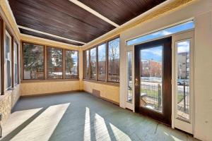 Postel nebo postele na pokoji v ubytování Charming Oak Park 4BD 3,5BA and 2 Private Parking home