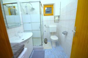 Un baño con ducha, inodoro y lavabo. en Holliday house in Zatoglav, en Podglavica 9 fotos más