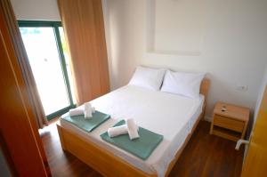 Un dormitorio con una cama con dos toallas encima. en Holliday house in Zatoglav, en Podglavica