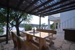 una mesa de madera con una vela en el patio en Holliday house in Zatoglav, en Podglavica