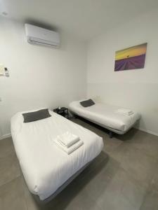 Postel nebo postele na pokoji v ubytování Hostal La Masia