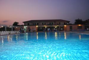 Bazén v ubytování Hotel Borgo degli Olivi nebo v jeho okolí