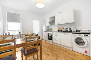 cocina y comedor con mesa y lavadora en 2 Bed-Ground Floor-Free Parking, en Fife