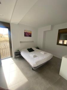 Postel nebo postele na pokoji v ubytování Hostal La Masia