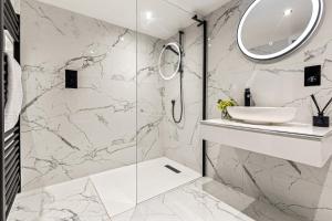 Un baño blanco con lavabo y espejo. en River Cabin With Mooing, en Remenham 34 fotos más