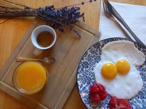 Colazione disponibile per gli ospiti di Hotel u Budvaru