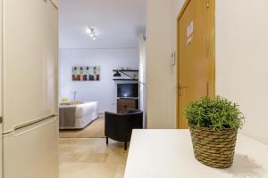 Pokój ze stołem z doniczką w obiekcie Living4Malaga The Secret Studio w Maladze +9 zdjęć