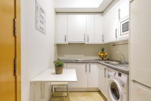 Kuchnia lub aneks kuchenny w obiekcie Living4Malaga The Secret Studio