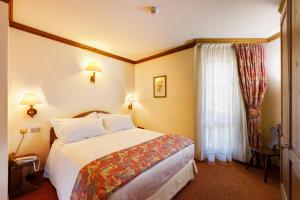Кровать или кровати в номере Hotel Alaska Cortina