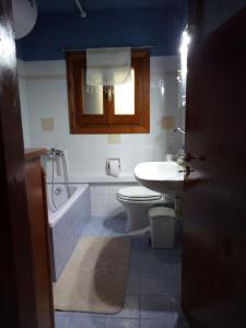 un bagno con vasca, WC e lavandino di Perky Roses Home, Mountain Meets Sea in Milies, Pelion a Miléai