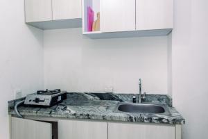 Dapur atau dapur kecil di Cozy and Tranquil Studio Apartment at Aeropolis Residence By Travelio