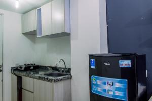 Dapur atau dapur kecil di Cozy and Tranquil Studio Apartment at Aeropolis Residence By Travelio +7 gambar