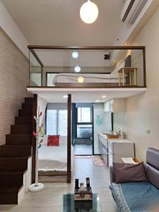 Zimmer mit einem Hochbett und einem Wohnzimmer in der Unterkunft Love溫泉湯宿 in Jiaoxi