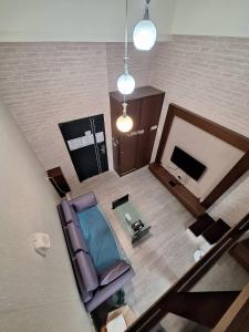 ein Wohnzimmer mit einem Stuhl und einem TV in der Unterkunft Love溫泉湯宿 in Jiaoxi