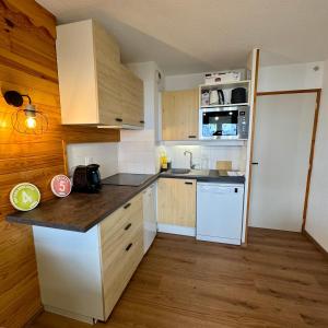 Kuchyňa alebo kuchynka v ubytovaní Escapade cosy vu montagne Près des pistes 1800 WIFI - 6 personnes
