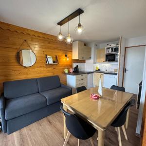 Kuchyňa alebo kuchynka v ubytovaní Escapade cosy vu montagne Près des pistes 1800 WIFI - 6 personnes