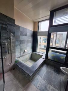 ein Badezimmer mit Badewanne, Dusche und Waschbecken in der Unterkunft Love溫泉湯宿 in Jiaoxi + 4 Fotos