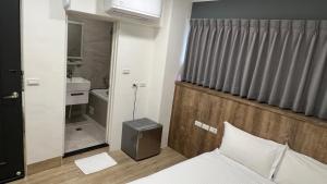 Voodi või voodid majutusasutuse Benz 賓士溫泉旅館 toas
