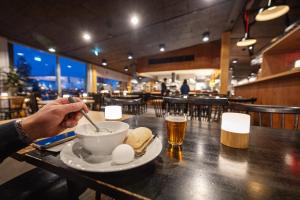 Eten bij of ergens in de buurt van het hotel

