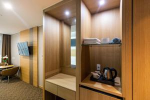 Příslušenství pro přípravu čaje a kávy v ubytování Eastern Hotel Jeju