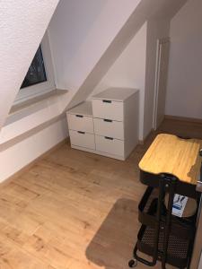 凯撒斯劳滕Monteurapartment in Kaiserslautern的阁楼间配有书桌和梳妆台