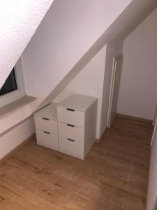 凯撒斯劳滕Monteurapartment in Kaiserslautern的阁楼间 - 带梳妆台和窗户 更多1张照片