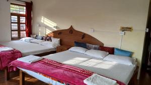 Postel nebo postele na pokoji v ubytování Satya Anand Cottage Pure Veg and Non Alcoholic Hotel
