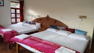 Postel nebo postele na pokoji v ubytování Satya Anand Cottage Pure Veg and Non Alcoholic Hotel