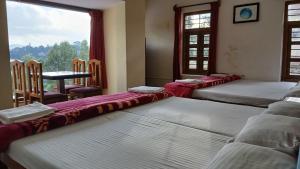 Postel nebo postele na pokoji v ubytování Satya Anand Cottage Pure Veg and Non Alcoholic Hotel