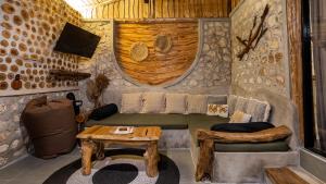 una sala de estar con un sofá y una mesa en Alma Cottage 2 - Cozy 01 Bed with Private Pool, en Uluwatu