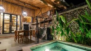 Casa con piscina y comedor en Alma Cottage 2 - Cozy 01 Bed with Private Pool, en Uluwatu