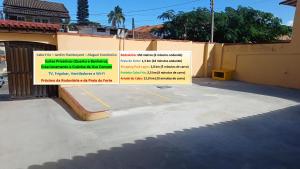 a sign that is on the side of a parking lot at Cabo Frio - Suítes - Jardim Flamboyant - Aluguel Econômico in Cabo Frio