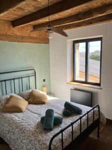 Ένα ή περισσότερα κρεβάτια σε δωμάτιο στο la ferme des treilles