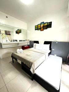 Beach condos at Pico de Loro Cove - Wi-Fi & Netflix, 42-50''TVs with Cignal cable, Uratex beds & pillows, equipped kitchen, balcony, parking - guest registration fee is not included客房内的一张或多张床位