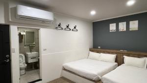 Voodi või voodid majutusasutuse Benz 賓士溫泉旅館 toas