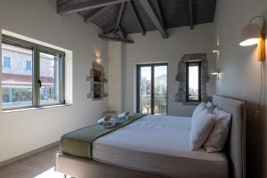 A bed or beds in a room at Torri di pietra