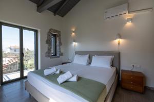 A bed or beds in a room at Torri di pietra