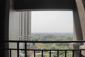 Μπαλκόνι ή βεράντα στο Warm and Cozy Living 3BR at Meikarta Apartment By Travelio