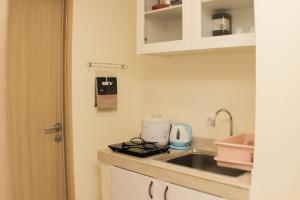 Η κουζίνα ή μικρή κουζίνα στο Warm and Cozy Living 3BR at Meikarta Apartment By Travelio