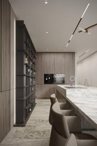 eine Küche mit einer Theke mit Stühlen und einem Waschbecken in der Unterkunft Dukley villas in Budva