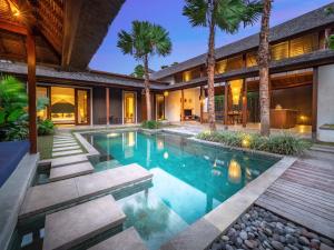 een afbeelding van een zwembad in een huis bij Bumbak Park Villas By Nakula in Canggu
