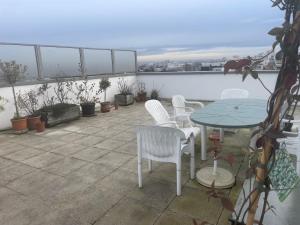 Μπαλκόνι ή βεράντα στο Chambre dans un grand appartement avec terrasse +2 φωτογραφίες