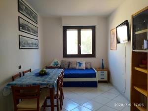 a room with a table and a bed and a dining room at Alice e il mare in Alghero