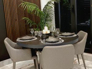 - une table à manger noire avec des chaises et des bougies dans l'établissement Dream Loft, à Puente-Genil