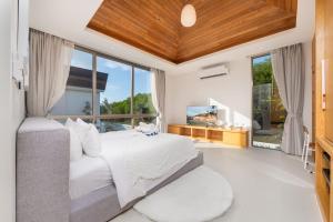 Ένα ή περισσότερα κρεβάτια σε δωμάτιο στο Wallaya Pool Villa With 3 Bedrooms Near Laguna by TropicLook +42 φωτογραφίες