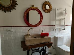 A bathroom at Casa rural Cal Fuster Experience