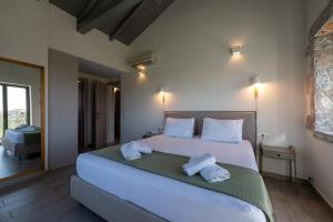 A bed or beds in a room at Torri di pietra