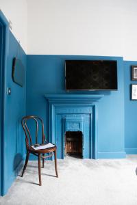 TV a/nebo společenská místnost v ubytování The Crown Rooms