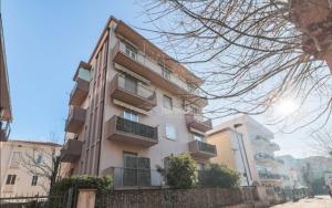 een hoog gebouw met balkons aan de zijkant bij Happy House - Marina Centro in Rimini